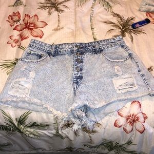 cute distressed high rise shorts!